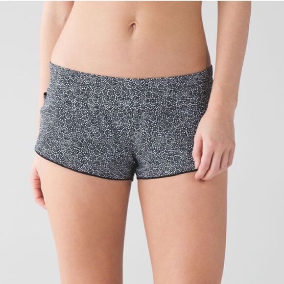 Lululemon Reversible Surf Short II 6 Freckle Flower Black White & Black - Picture 5 of 16